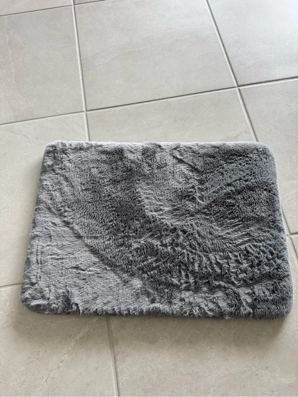 Plush Gray Bath Mat - Soft Microfiber Bathroom Rug